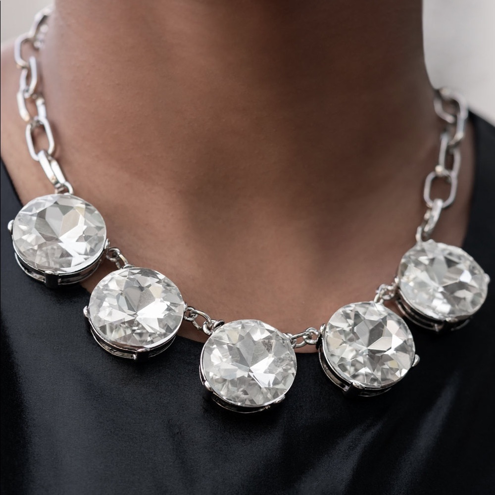 Big rhinestone white necklace